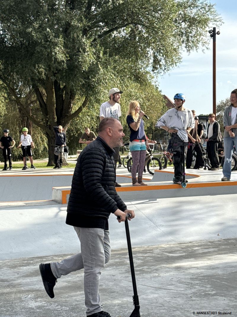 Mittendrin statt nur dabei: Stralsunds Oberbürgemeister Alexander Badrow bei der Einweihung des neuen Skateparks auf der Schützenbastion