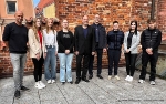 Ausbildungsstart mit Begrüßung durch den Oberbürgermeister v.l.n.r. Ausbilder Christian Wendtland, Noelia Marie Kuhn, Felice Plath, Lea Gültzow, Oberbürgermeister Alexander Badrow, Marcel Witte, Pia Werner, Annalena Zühr und Pepe Burmeister