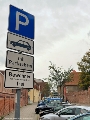 Die Schilder mit dem Zusatztext Bewohner mit Parkausweis Nr. A1 bzw A2 berechtigen Bewohner, hier kostenlos zu parken.