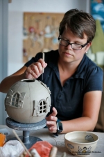 In der Keramikwerkstatt fertigt Claudia Meier Produkte für den Hofverkauf der Stralsunder Werkstätten.