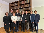 (v.l.n.r. Yanan Wu, Hefei Universität, Chief of International Exchange; Volker Alberding; Mitglied Vorstand Konfuzius Institut Stralsund; Heidi Waschki, stellv. Vorstandsvorsitzende Konfuzius Institut Stralsund; Dr. Alexander Badrow, Oberbürgermeister Hansestadt Stralsund,  Dr. Pingchuan Wu, Hefei Universität, Chairman of University Coucil; Falk Höhn, Vorstandsvorsitzender Konfuzius Institut Stralsund; Dr. Hui Zhang, Hefei Universität, Director of International Office; Prof. Dr. Xinlu Li, Hefei Universität, Deputy Director of the Personal Department)