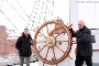 Am Ruder der Gorch Fock I: Oberbürgermeister Alexander Badrow und  Sven Krumbügel als Mitglied und Rechtsbeistand des Tall Ship Friends e.V.