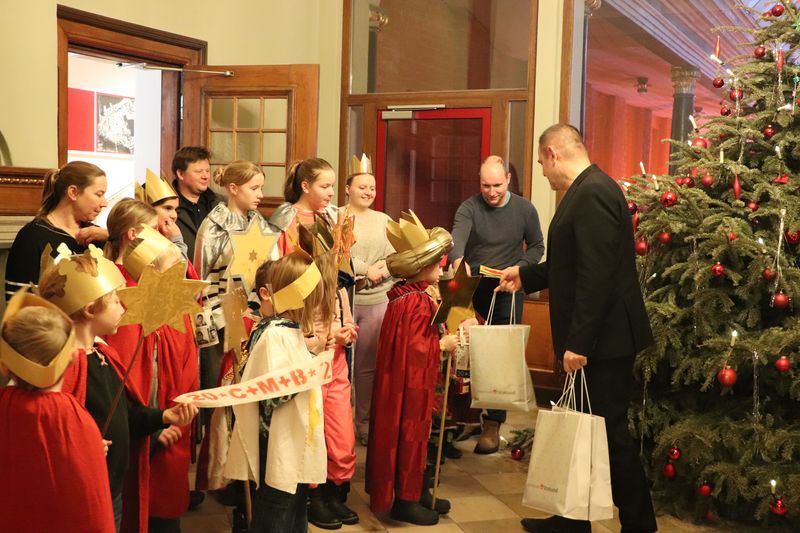 Oberbürgermeister Badrow mit einem kleinen Dank - eine Wegzehrung