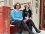 Die Bibliothekarin der Stadtbibliothek Iris Herrnbrodt (r.) mit Autorin und IIllustratorin Kristina Andres