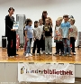 Übergabe des goldenen Pokals an die Jahressieger 2024 - Klasse 3a mit Frau Krohn aus der Montessori-Grundschule Lambert Steinwich