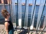 Der Künstler Torben Laib beim Aufbau der Wasserorgel 'hyrna' an der Steinernen Fischbrücke auf der Nördlichen Hafeninsel.