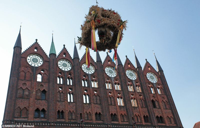 Erntekrone vor dem Rathaus