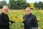 Oberbürgermeister Alexander Badrow (l.) und Landwirt Aurel Hagen inmitten der Sonnenblumen-Allee zwischen Andershof und Voigdehagen. 