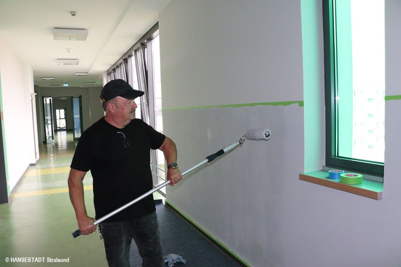 Hausmeister Ralf Hilgendorf verschönert die Flure der Karsten Sarnow Grundschule Hausmeister Ralf Hilgendorf verschönert die Flure der Karsten Sarnow Grundschule