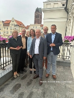 Die Teilnehmer an der Kuratoriumssitzung im September 2026 in Wismar, v.l.n.r. Kuratoriumsvorsitzende Dr. Birgitta Ringbeck, Frank Junge (Vorstand), Kerry Zander (Wismar), Steffi Behrendt (Stralsund), Thomas Beyer (Kuratorium), Prof. Dr. jur. Bodo Wiegand Hoffmeister (Kuratorium), Sebastian Ehlers (Kuratorium), virtuell dabei war ebenfalls Friederike Hansell (Kuratorium)