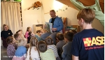 Aufmerksam verfolgen die Mädchen und Jungen die Lesung des Oberbürgermeisters von Oberbürgermeister Alexander Badrow aus dem sehr vergnüglichen Kinderbuch 'Juhu Letzter'