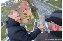 Oberbürgermeister Alexander Badrow und Bodo Kidszun, Chef der Dachdeckerei Kidszun bei der Baustellenbesichtigung in luftiger Höhe