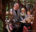 Tierisches Vergnügen in den Tropen: Oberbürgermeister Alexander Badrow liest für den Nachwuchs im Zoo aus 'Nachwuchs im Zoo'
