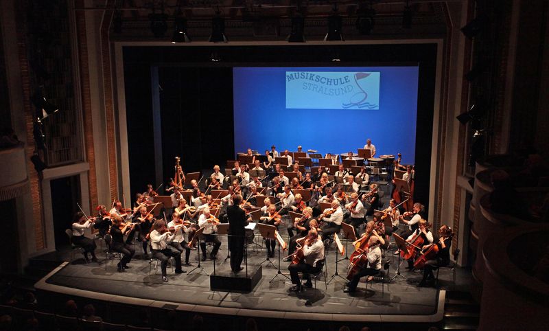 Kammerorchester der Musikschule zusammen mit dem Philharmonischen Orchester des Theaters